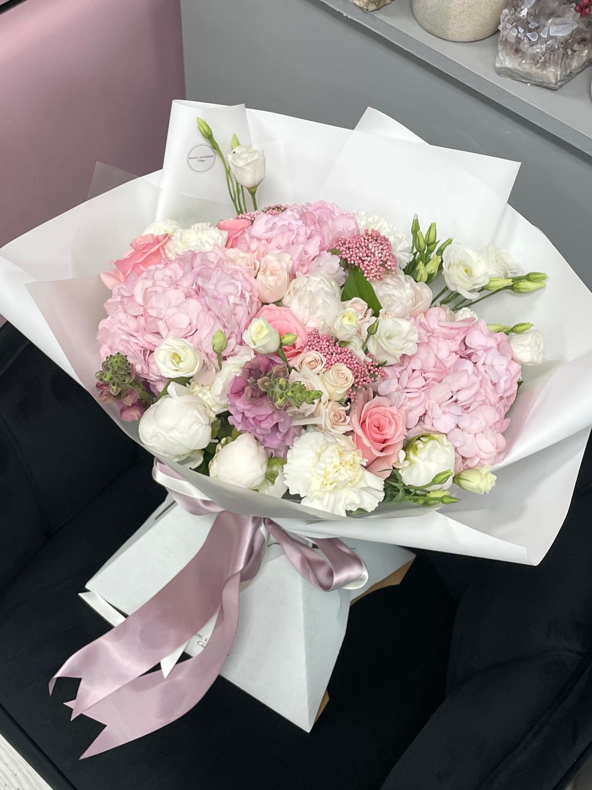 Buchet elegant de flori premium cu trandafiri și bujori